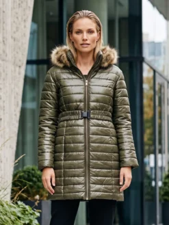 Alege jacheta lungă kaki de damă cu glugă, blană artificială și centură în talie. Descoperă modelul urban pe MANGATA și comandă online.