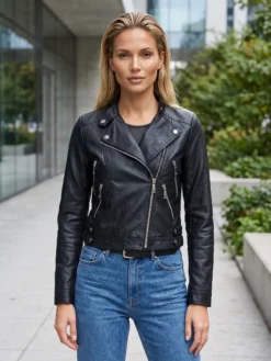 Descoperă geaca biker neagră scurtă de damă MANGATA. Un model urban și modern, ușor de asortat cu jeans, pantaloni și ținute casual.