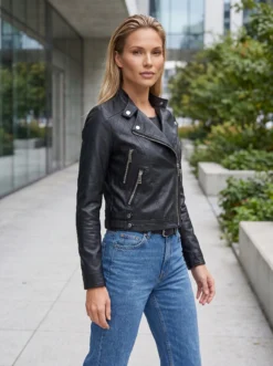Descoperă geaca biker neagră scurtă de damă MANGATA. Un model urban și modern, ușor de asortat cu jeans, pantaloni și ținute casual.