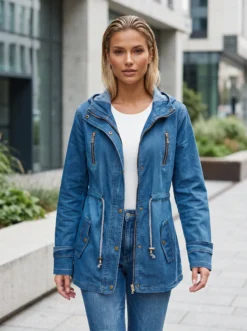 Descoperă geaca de blugi de damă cu glugă de la MANGATA. Creează ținute urbane moderne și combin-o cu jeans, tricouri și sneakers pentru un look actual.