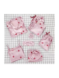 Cauti sa cumperi Pijamale de Dama Ieftine? Descopera Colectia Noua Set Pijama de Dama Roz Satin Capsuni 7 Piese MANGATA Comanda Online