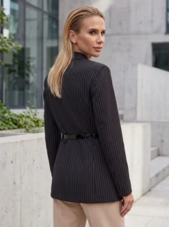 Descoperă sacoul de damă negru cu dungi și curea inclusă. Un model versatil, cu mâneci trei sferturi, ideal pentru ținute office și urbane.