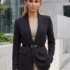 Descoperă sacoul de damă negru cu dungi și curea inclusă. Un model versatil, cu mâneci trei sferturi, ideal pentru ținute office și urbane.