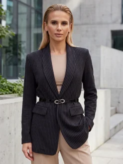 Descoperă sacoul de damă negru cu dungi și curea inclusă. Un model versatil, cu mâneci trei sferturi, ideal pentru ținute office și urbane.
