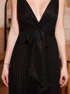 Cauti o Rochie Lunga Eleganta Deosebita? Descopera Colectia Mangata Rochie de Seara Lunga Neagra Eleganta cu Decolteu MANGATA