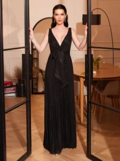 Cauti o Rochie Lunga Eleganta Deosebita? Descopera Colectia Mangata Rochie de Seara Lunga Neagra Eleganta cu Decolteu MANGATA