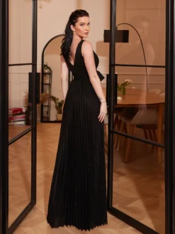 Cauti o Rochie Lunga Eleganta Deosebita? Descopera Colectia Mangata Rochie de Seara Lunga Neagra Eleganta cu Decolteu MANGATA