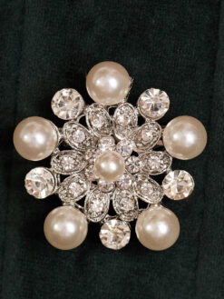 Cauti o Brosa Deosebita cu Cristale si Perle? Descopera Colectia Mangata Jewelry Brosa Eleganta Argintie Perle Cristale Online MANGATA