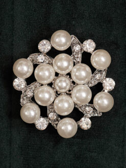 Cauti o Brosa Deosebita Cristale Perle? Descopera Colectia Mangata Jewelry Brosa Eleganta Clasica Argintie Perle Cristale Deosebita MANGATA