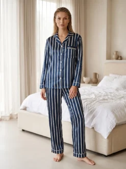 Cauti sa cumperi Pijamale de Dama Speciale? Descopera Colectia Noua Set Pijama Dama Satin Albastra Dungi Albe 7 Piese MANGATA