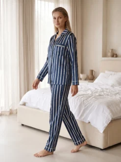 Cauti sa cumperi Pijamale de Dama Speciale? Descopera Colectia Noua Set Pijama Dama Satin Albastra Dungi Albe 7 Piese MANGATA