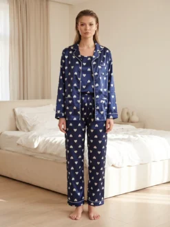 Cauti sa cumperi Pijamale de Dama Speciale? Descopera Colectia Noua Set Pijama Dama Satin Albastra Imprimeu Inimi 7 Piese MANGATA