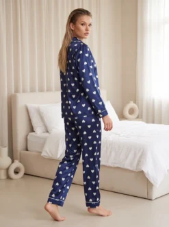 Cauti sa cumperi Pijamale de Dama Speciale? Descopera Colectia Noua Set Pijama Dama Satin Albastra Imprimeu Inimi 7 Piese MANGATA