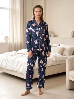 Cauti sa cumperi Pijamale de Dama Speciale? Descopera Colectia Noua Set Pijama Dama Satin Albastra Imprimeu Floral 7 Piese MANGATA