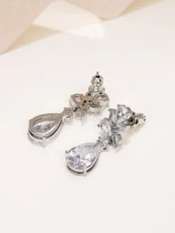 Cauti o Pereche de Cercei cu Cristale? Descopera Colectia Mangata Jewelry Cercei de Ocazie Eleganti Cristale Bijuterii Mireasa Online MANGATA.ro