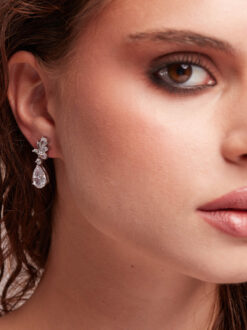 Cauti o Pereche de Cercei cu Cristale? Descopera Colectia Mangata Jewelry Cercei de Ocazie Eleganti Cristale Bijuterii Mireasa Online MANGATA.ro