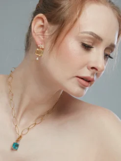 Cauti o Pereche de Cercei cu Cristale? Descopera Colectia Mangata Jewelry Cercei de Nasa Eleganti Aurii Cristale Galbene MANGATA