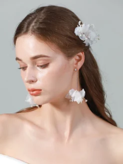 Set Alb Floral Cercei si Accesoriu Coafura Eleganta Mireasă Comanda Acum Online cu Livrare Rapida pe Mangata.ro, Retur Garantat.
