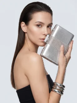 Cauti un Clutch Argintiu cu Cristale? Comanda acum unul special pe Mangata.ro | Poșetă Elegantă Argintie de Mireasa Satin Cristale Menbur