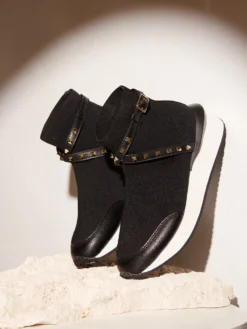 Cauti Ghete Negre Sport Casual In Trend? Descopera Colectia Mangata Ghete de Damă Negre Sport Casual Rockstuds Aurii MENBUR, Livrare Rapida