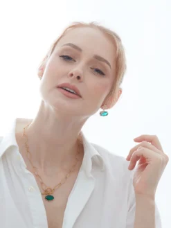 Cauti o Pereche de Cercei Deosebiti cu Cristale? Descopera Colectia Mangata Jewelry Cercei Argintii Eleganti cu Cristale Verzi Bijuterii Ocazie MANGATA