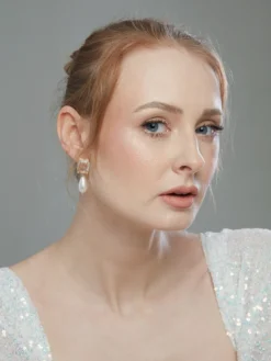 Cauti o Pereche de Cercei Deosebiti Aurii? Descopera Colectia Mangata Cercei Aurii Eleganti de Mireasă Cristale și Perle MANGATA