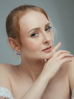 Cauti o Pereche de Cercei Deosebiti cu Cristale? Descopera Colectia Mangata Jewelry Cercei Aurii Eleganți de Nașă Cristale Lila MANGATA