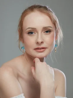 Cauti o Pereche de Cercei Deosebiti cu Cristale? Descopera Colectia Mangata Jewelry Cercei Aurii de Seară Cristale Albastre și Zirconiu MANGATA