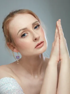 Cauti o Pereche de Cercei Deosebiti cu Cristale? Descopera Colectia Mangata Jewelry Cercei Aurii de Seară Cristale Lila și Zirconiu MANGATA