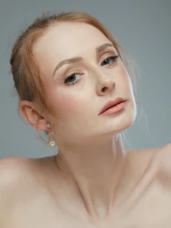Cauti o Pereche de Cercei Deosebiti cu Cristale? Descopera Colectia Mangata.ro Cercei Eleganti Lungi Aurii Cristale Nuntă MANGATA