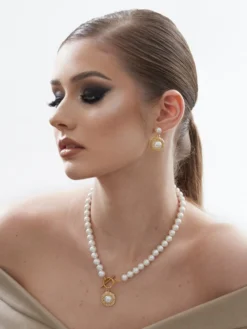 Cauti Bijuterii Speciale? Descopera pe MANGATA Colier Elegant Auriu cu Perle de Mallorca și Pandantiv MANGATA, Livrare Rapida, Calitate