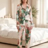 Cauti sa cumperi Pijamale de Dama Speciale? Descopera Colectia Noua Set Pijama Dama Satin Alba Imprimeu Floral 7 Piese MANGATA Online