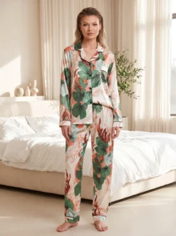 Cauti sa cumperi Pijamale de Dama Speciale? Descopera Colectia Noua Set Pijama Dama Satin Alba Imprimeu Floral 7 Piese MANGATA Online