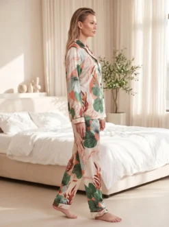 Cauti sa cumperi Pijamale de Dama Speciale? Descopera Colectia Noua Set Pijama Dama Satin Alba Imprimeu Floral 7 Piese MANGATA Online