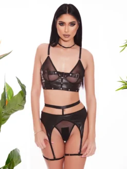 Cauti Lenjerie Intima Seducatoare? Descopera Colectia pe Mangata.ro Lenjerie Intimă Neagră Provocatoare cu Chocker MANGATA, Livrare Rapida