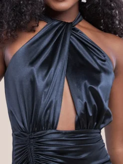 Cauti o Rochie Lunga Eleganta Deosebita? Descopera Colectia Mangata Rochie de Seara Lunga Neagra Crapatura MANGATA, Livrare Rapida