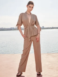 Cauti un Compleu Elegant Deosebit? Descopera Noua Colectie, Compleu de Elegant Bej Decoletu in V MANGATA Special, Livrare Rapida