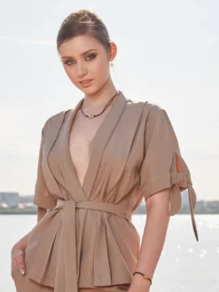 Cauti un Compleu Elegant Deosebit? Descopera Noua Colectie, Compleu de Elegant Bej Decoletu in V MANGATA Special, Livrare Rapida