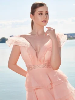 Cauti o Rochie Lunga de Ocazie Specială? Descopera Colectia Extravagant Rochie de Seară Lungă Somon Volane Cristale MANGATA