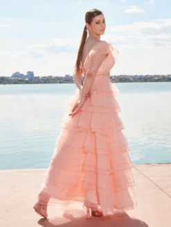 Cauti o Rochie Lunga de Ocazie Specială? Descopera Colectia Extravagant Rochie de Seară Lungă Somon Volane Cristale MANGATA