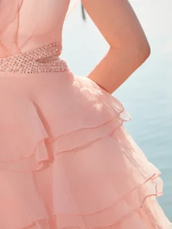 Cauti o Rochie Lunga de Ocazie Specială? Descopera Colectia Extravagant Rochie de Seară Lungă Somon Volane Cristale MANGATA