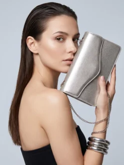 Cauti un Clutch Auriu de Nunta? Comanda acum unul special pe Mangata.ro | Poșetă Menbur Elegantă Argintie de Ocazie Lant MANGATA, Livrare Rapida