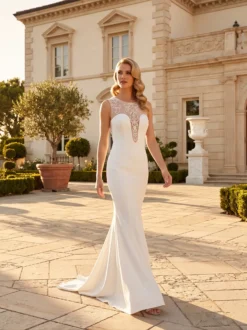 Cauti o Rochie de Mireasa Online cu Trena? Spune DA intr-o Rochie Mangata. Rochie de Mireasă Albă cu Trenă Accesorizată cu Cristale Mangata