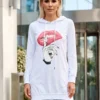 Descoperă bluzonul alb de damă cu imprimeu Fashion Lips de la MANGATA. O piesă modernă, ușor de integrat în ținute urbane și casual.