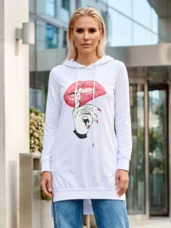 Descoperă bluzonul alb de damă cu imprimeu Fashion Lips de la MANGATA. O piesă modernă, ușor de integrat în ținute urbane și casual.