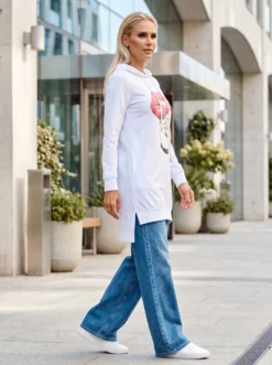 Descoperă bluzonul alb de damă cu imprimeu Fashion Lips de la MANGATA. O piesă modernă, ușor de integrat în ținute urbane și casual.