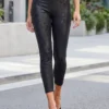 Colanți negri de damă cu talie înaltă și croială mulată. Model modern, ușor de asortat cu topuri, tricouri, bluze și sneakers. MANGATA