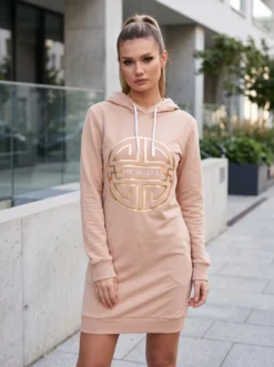 Rochie midi nude cu glugă și mâneci lungi. Design casual sport, modern și versatil. Descoperă modelul MANGATA pentru ținute urbane.