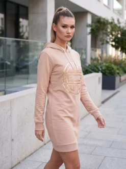 Rochie midi nude cu glugă și mâneci lungi. Design casual sport, modern și versatil. Descoperă modelul MANGATA pentru ținute urbane.