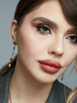 Cauti o Pereche de Cercei cu Cristale? Descopera Colectia Mangata Jewelry Cercei de Ocazie Eleganti Aurii Cristale Albastre MANGATA